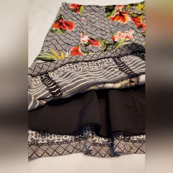 White House Black Market Multicolored Red Floral Skater A-line Mini Skirt Size 4 - Picture 5 of 10
